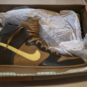 Nike Men's Black and Yellow High-Top Sneakers